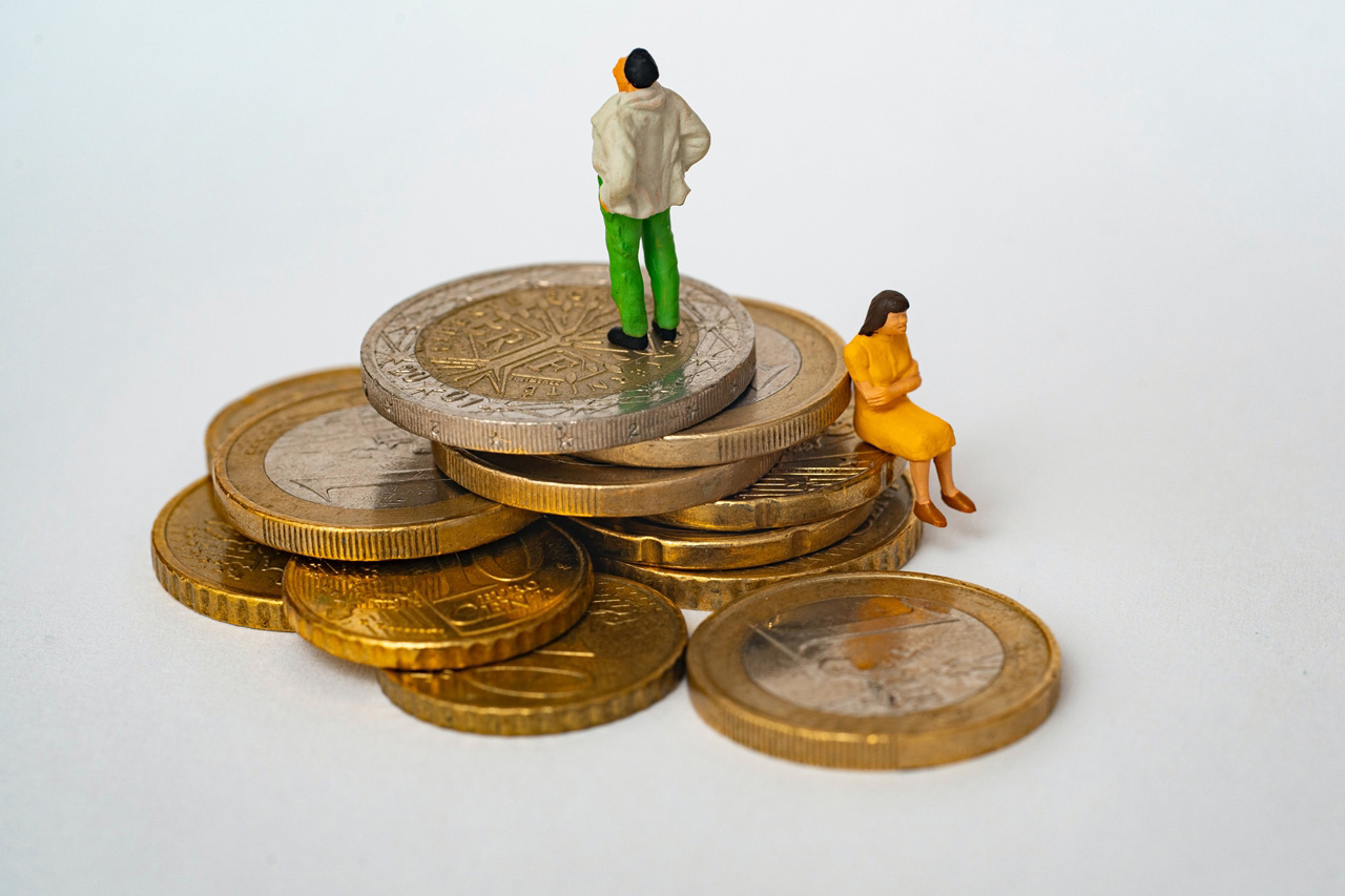 若想在法律上可以獲得金錢賠償，外遇抓姦可以取得直接性的證據，達成目的。